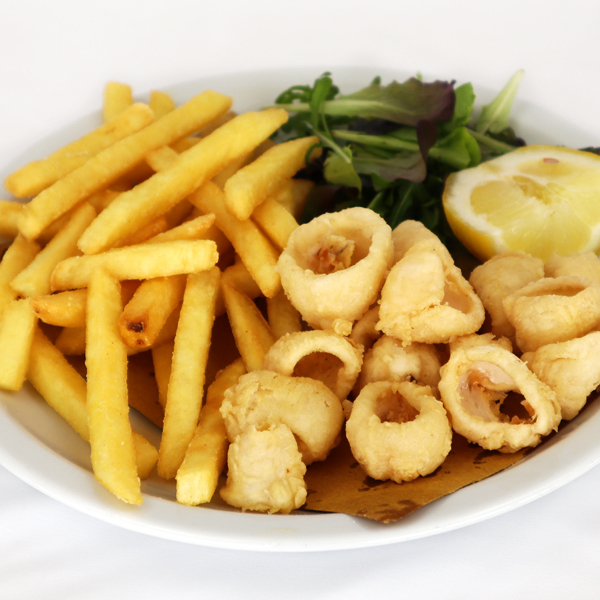 Anelli di calamaro fritti con patate fritte