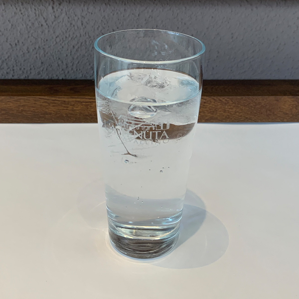 Mineralwasser mit Kohlensäure 0,20 l.