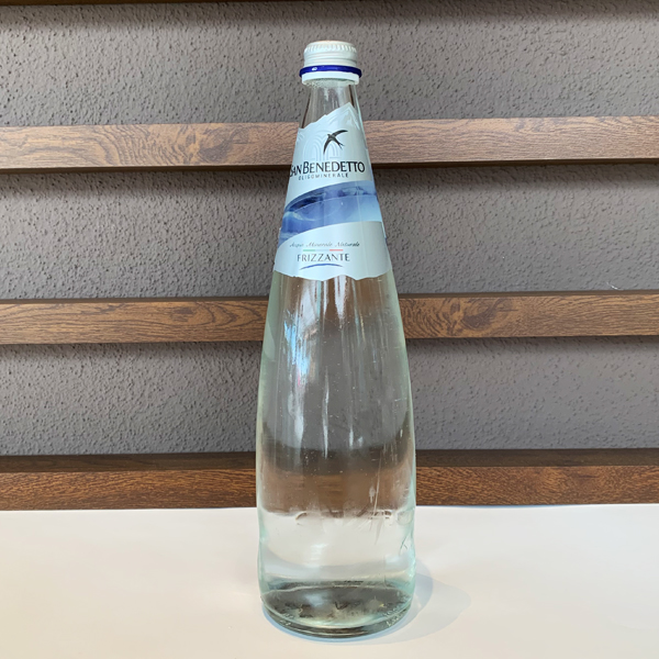 Mineralwasser mit Kohlensäure 1 l.